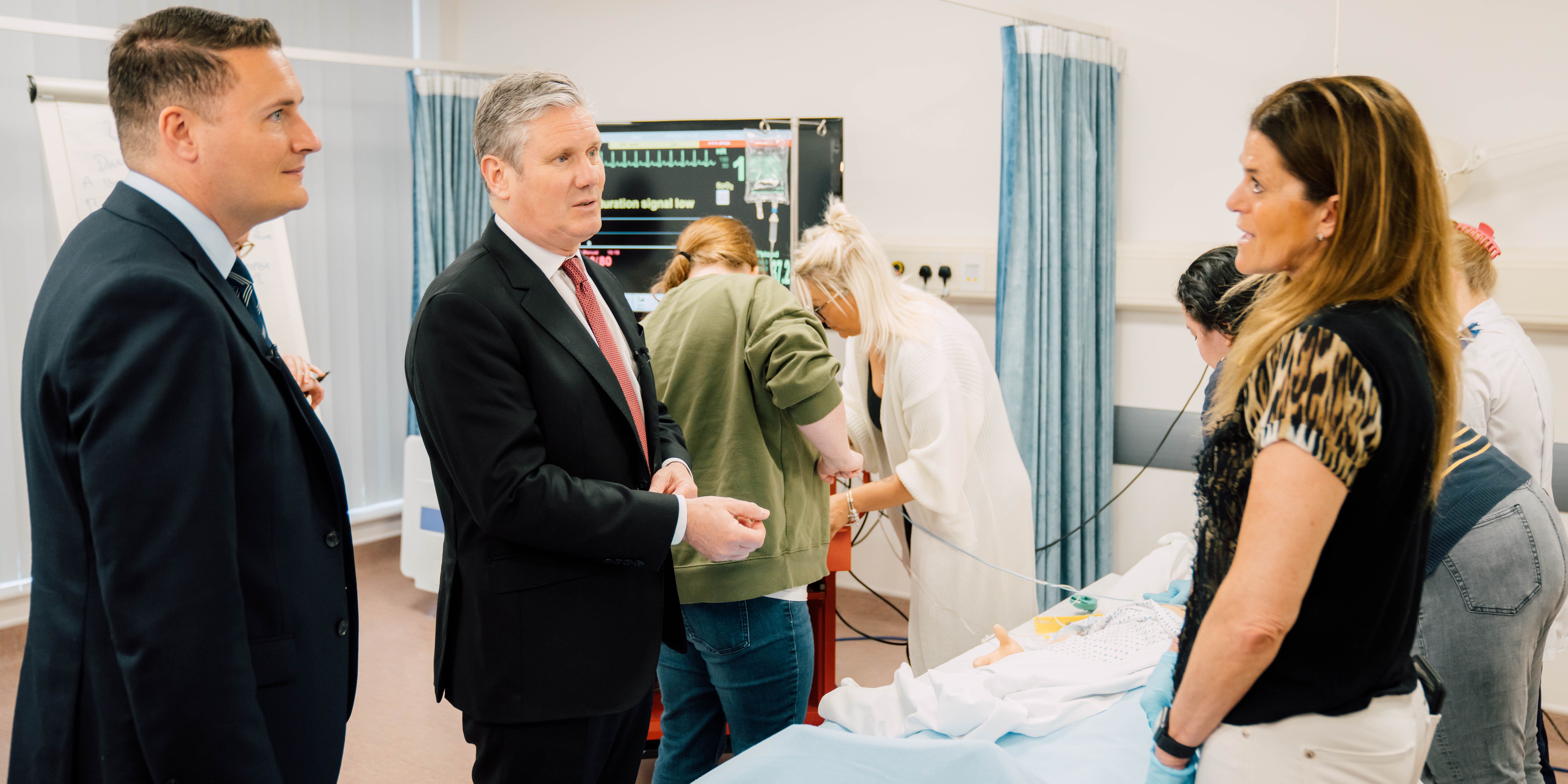 Wes Streeting and Keir Starmer visit a hospital