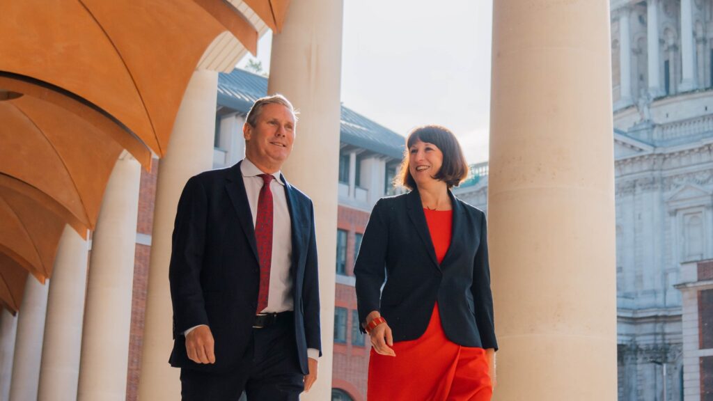 Keir Starmer and Rachel Reeves walking past pillar outside London Stock Exchange