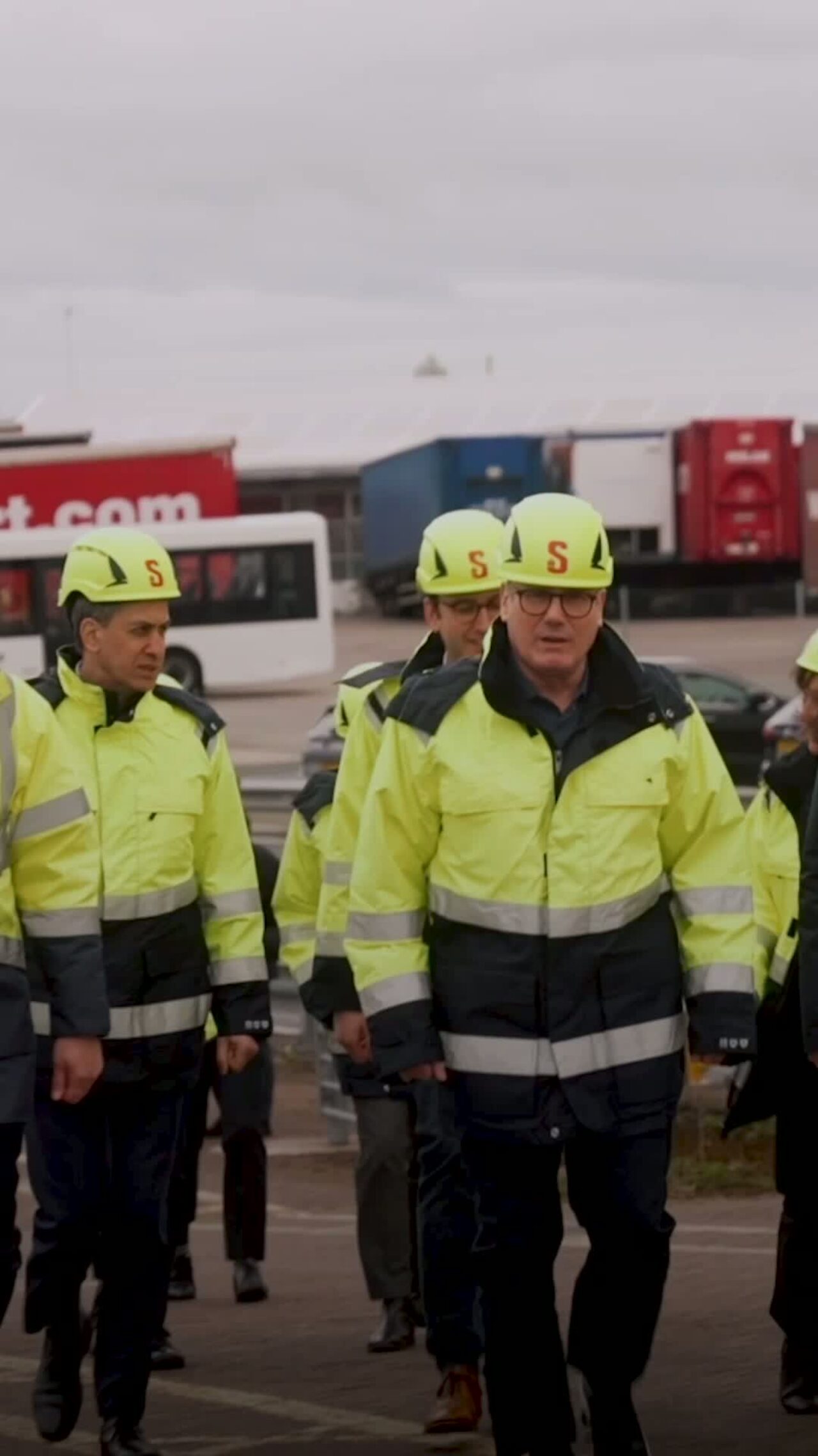 A photo of Prime Minister Keir Starmer and Energy Secretary Ed Miliband visiting the Sizewell nuclear facility