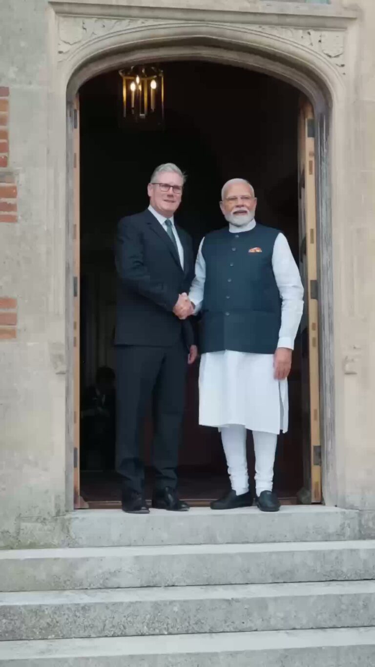 Prime Minister Keir Starmer and Indian Prime Minister Modi shaking hands
